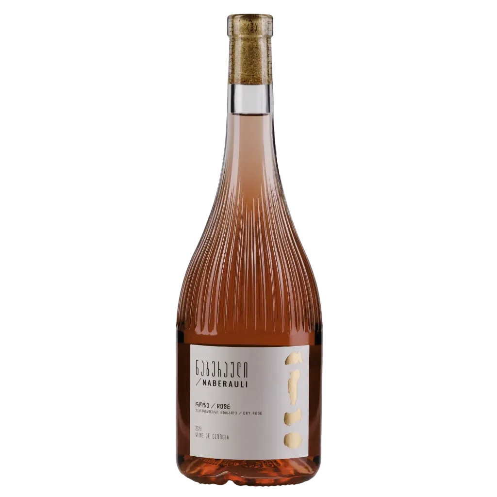 Elegante Flasche georgischer Roséwein Naberauli Rosé mit stilvollem, geriffelten Design. Das Etikett zeigt den Namen der Rebsorte, georgische Schriftzeichen und traditionelle Qvevri-Tonkrüge, die für die georgische Weinherstellung charakteristisch sind. 