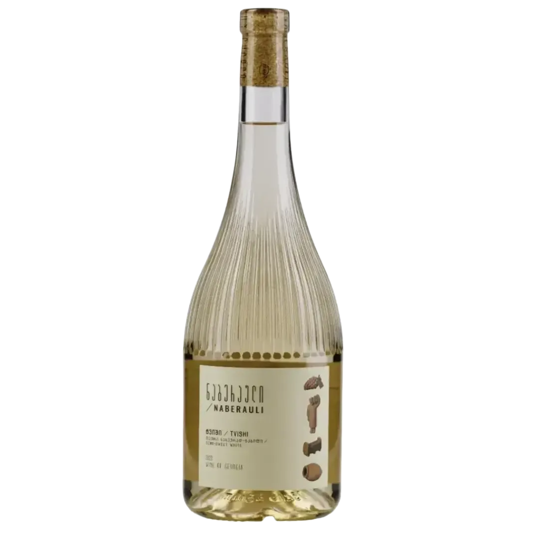 Eine Flasche Weißwein von Naberauli Tvishi mit stilvollem geripptem Glasdesign, einem Korkverschluss und einem Etikett mit georgischer Schrift und weinbezogenen Symbolen.
