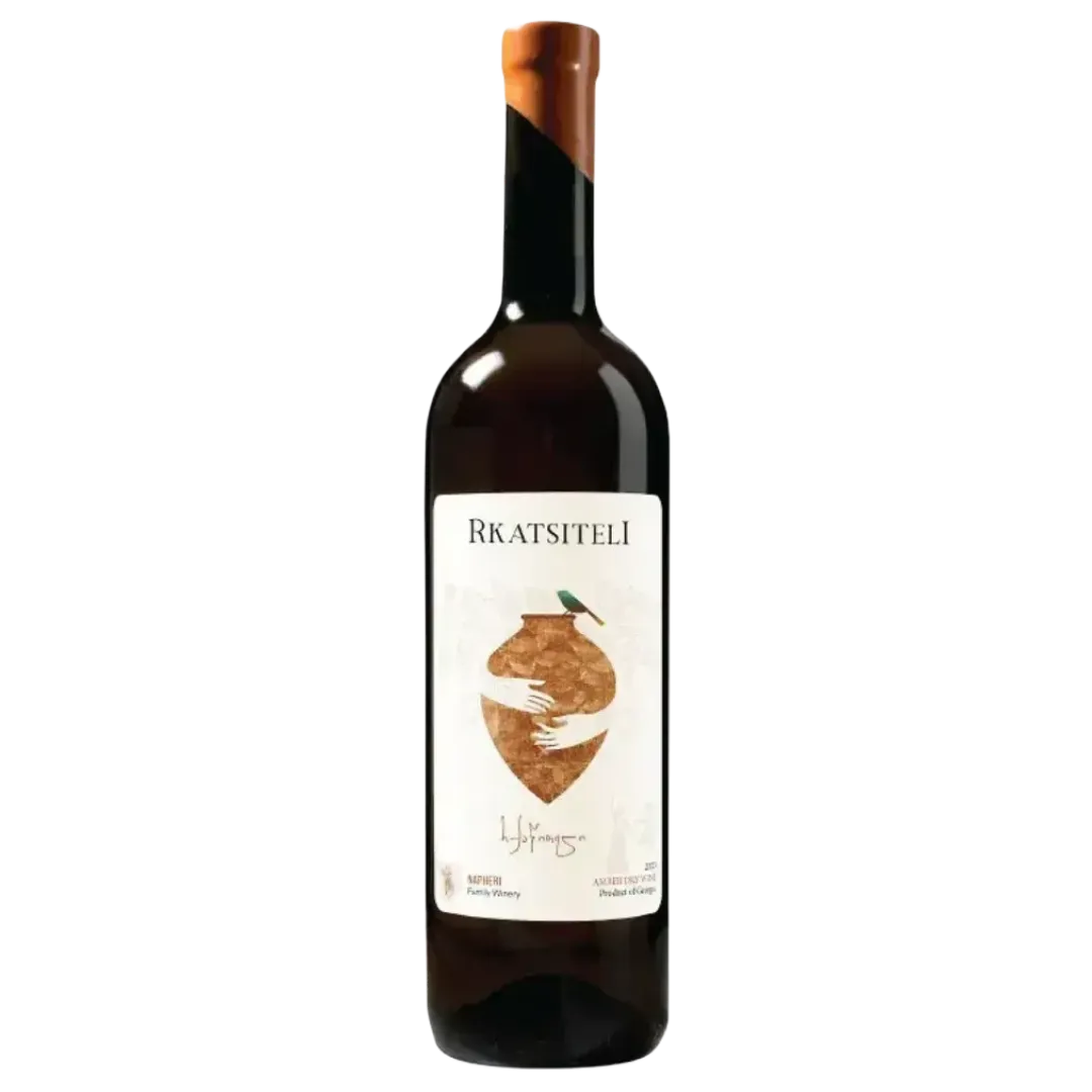 Eine Flasche Napheri Rkatsiteli Wein mit dunkler Glasflasche, einer stilvollen Etikette mit georgischer Amphore und einem minimalistisch gestalteten Korkverschluss.