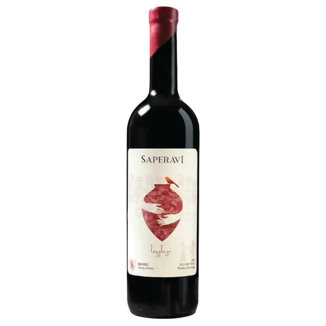 Eine Flasche Napheri Saperavi Rotwein mit dunklem Glas, einer eleganten Etikette mit einer roten Amphoren-Illustration und einem mit Wachs versiegelten Korkverschluss.